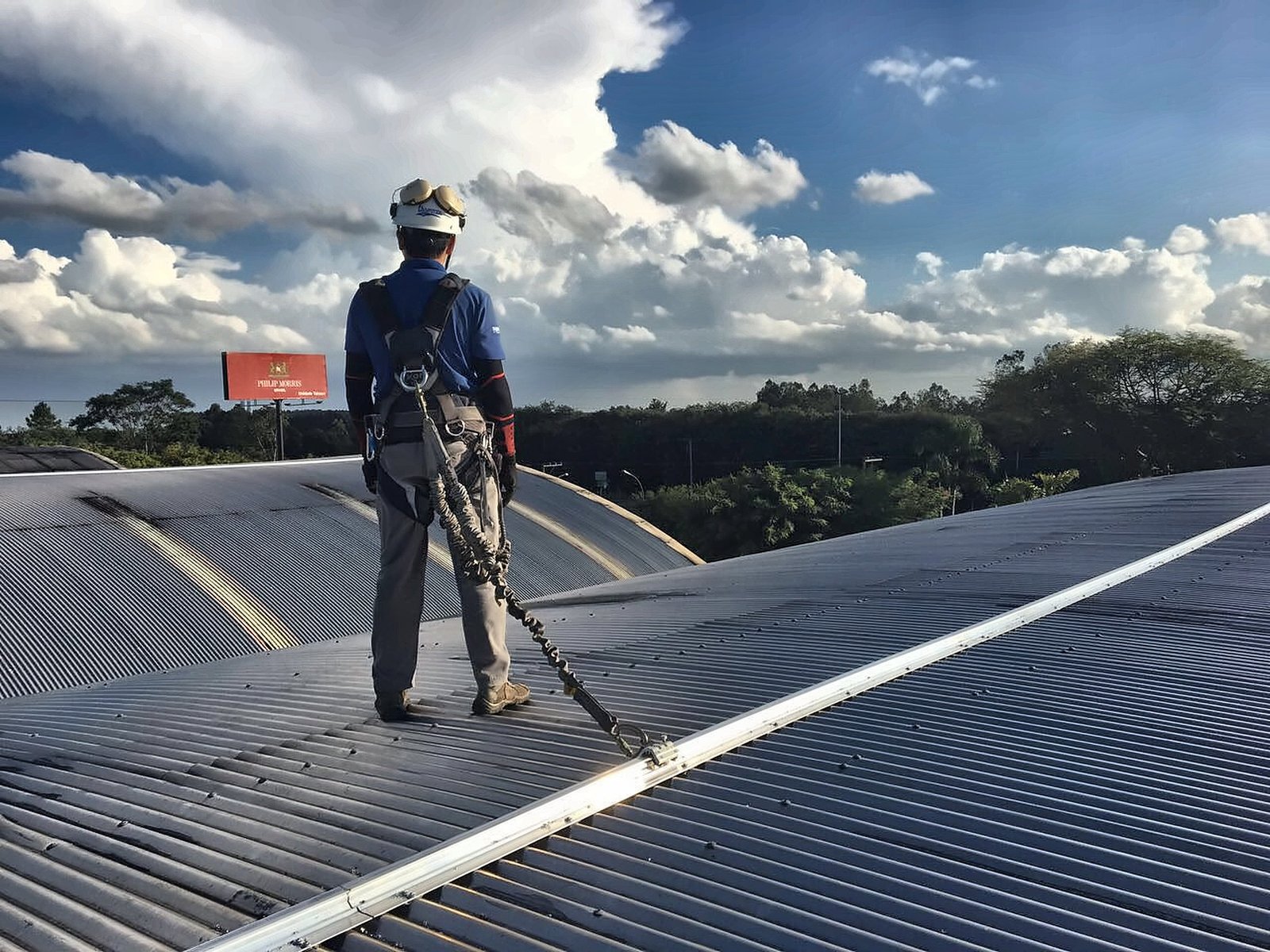 Técnico da Thommen Engenharia instalando linha de vida em cobertura industrial